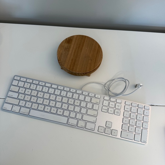 Apple Wired Keyboard with Numeric Keypad Compatible - Picture 2 of 9